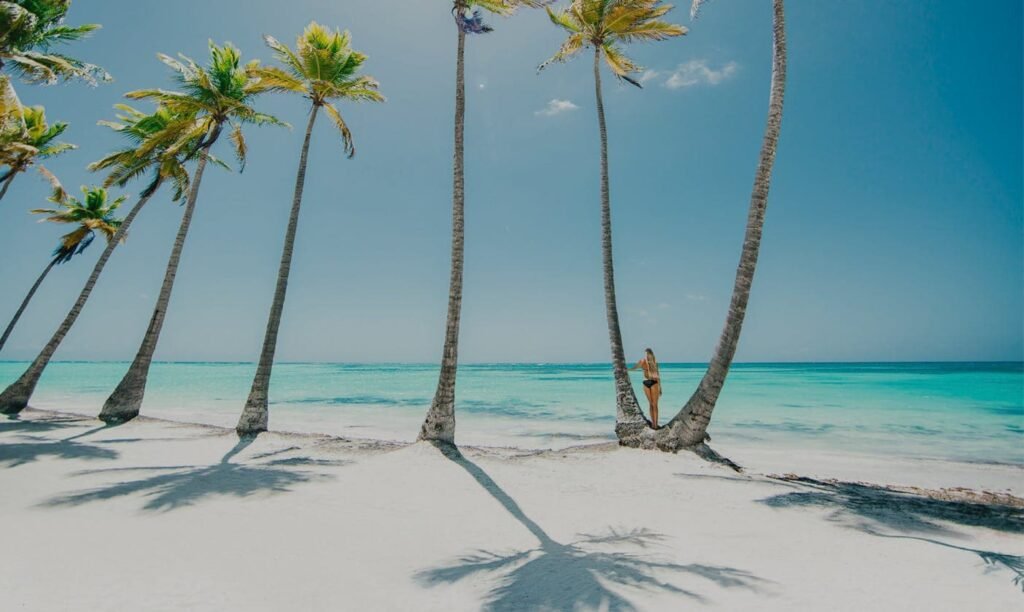 Bienvenido a Punta Cana Bendecida con una de las costas de arena blanca más largas del Caribe, un total de 48 kilómetros, acentuada con palmeras de coco que parecen llegar hasta el cielo. Punta Cana es el sinónimo de descanso y relajación frente al mar. Aquí, donde el océano Atlántico se encuentra con el mar Caribe, desde el extremo norte en Uvero Alto al sur en Punta Cana, los resorts todo incluido y hoteles boutique ofrecen todos los mimos y el confort de la vida moderna frente al mar. Las familias podrán disfrutar de centros de entretenimiento en miniatura, así como parques de agua para niños, mientras que las parejas hallarán enclaves de ensueño para celebrar bodas, con ofertas recluidas en la playa para una estancia aún más romántica. Pero no solo encontrarás diversión bajo el sol, con fina arena blanca y un mar cristalino e iridiscente para nadar, pescar, o darte un chapuzón entre vida marina y barcos hundidos. Punta Cana, también es el paraíso para los golfistas, con 10 campos de golf ubicados a lo largo de la costa, un escape de playa con lujosas marinas y cenas gourmet, y una zona de bienestar con los mejores spas del país, incluyendo el único Six Senses del Caribe.