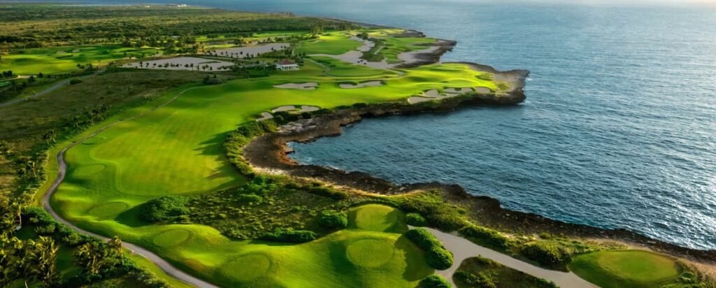 Bienvenido a Punta Cana

Bendecida con una de las costas de arena blanca más largas del Caribe, un total de 48 kilómetros, acentuada con palmeras de coco que parecen llegar hasta el cielo. Punta Cana es el sinónimo de descanso y relajación frente al mar.

Aquí, donde el océano Atlántico se encuentra con el mar Caribe, desde el extremo norte en Uvero Alto al sur en Punta Cana, los resorts todo incluido y hoteles boutique ofrecen todos los mimos y el confort de la vida moderna frente al mar.

Las familias podrán disfrutar de centros de entretenimiento en miniatura, así como parques de agua para niños, mientras que las parejas hallarán enclaves de ensueño para celebrar bodas, con ofertas recluidas en la playa para una estancia aún más romántica. Pero no solo encontrarás diversión bajo el sol, con fina arena blanca y un mar cristalino e iridiscente para nadar, pescar, o darte un chapuzón entre vida marina y barcos hundidos. Punta Cana, también es el paraíso para los golfistas, con 10 campos de golf ubicados a lo largo de la costa, un escape de playa con lujosas marinas y cenas gourmet, y una zona de bienestar con los mejores spas del país, incluyendo el único Six Senses del Caribe.