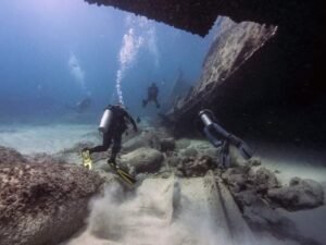El Astron Cuando este gigantesco barco ruso de 120 metros de eslora se estrelló cargado de maíz camino a Cuba en 1978, se dividió en dos partes y se hundió delante de la costa de Bávaro. Sumergido a 12 metros, El Astron continúa siendo popular entre los buceadores más experimentados, pero solo cuando el agua está calmada ya que el área tiene fuertes corrientes. Vale la pena echar un vistazo a la magnitud del barco, incluyendo su hélice gigante, que se dice pesa más de 20,000 toneladas. 