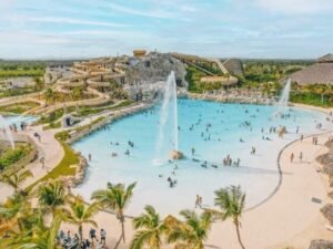 El Dorado Water Park Descubre el parque acuático más grande del Caribe, ¡El Dorado Water Park! Elige entre más de 20 atracciones que harán cada momento inolvidable. Para los amantes de la adrenalina, prepárate para conquistar algunos de los toboganes más altos y emocionantes de la región, como El Huracán y Trágame Tierra. Para quienes prefieren un ritmo más tranquilo, relájate en nuestras piscinas serenas, áreas de descanso o nuestras zonas VIP, equipadas con camas balinesas, villas privadas de lujo y tiendas exclusivas. Restaurantes familiares a lo largo del parque ofrecen opciones deliciosas para todos los gustos, asegurando que tu día sea tan satisfactorio como emocionante. Desde pequeños aventureros hasta adultos que buscan relajarse, El Dorado Water Park tiene algo especial para todos. Tu aventura te espera—sumérgete en la magia de El Dorado Water Park y crea recuerdos para toda la vida. 