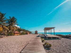 Los Patos Una popular piscina de río con agua fresca que corre hasta encontrarse con el mar, Los Patos, ofrece un ambiente para toda la familia. El río que corre por aquí, Los Patos, es conocido como el más corto de República Dominicana. Verás patos a lo largo de sus orillas, de aquí el nombre, mientras disfrutas nadando en sus frías aguas. Existen distintas opciones de comida y bebida alrededor del área, siéntate y disfruta del eco de la música que se escucha desde las montañas hasta la playa, donde el río se encuentra con el mar.