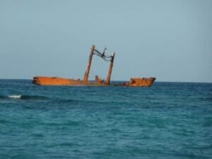Buceo en Punta Cana En Punta Cana, el Océano Atlántico se junta con el Mar Caribe. La costa es de arena blanca y suave, y los corales de alta mar forman una barrera bajo el agua que corre paralela a la costa. Un jardín de coral, muy bien cuidado, naufragios en alta mar y buceo en cuevas son los aspectos más resaltantes de Punta Cana. The Puntacana Resort y su Fundación Ecológica mantienen un jardín de coral en el mar, cerca de la playa, que se puede visitar. Pregunte sobre los trabajos que se llevan a cabo en el naufragio más espectacular de la zona, el Punta Cana PewterWreck, un barco español que se perdió en la década de 1540 cuando llegaba al final de su viaje desde Sevilla a las colonias del Nuevo Mundo. Equipos de salvamento han recuperado en él unas 1.200 piezas de vajilla de peltre. Hacia el norte, los naufragios modernos Astron y Mónica están cubiertos de plantas marinas y peces tropicales, a una distancia de la costa donde se puede nadar. La Cueva Taina Macao, una cueva submarina a poca distancia de la zona turística de Bávaro, es de fácil acceso. Con una profundidad de no más de 8 metros (26 pies) y alrededor de 50 metros (54 yardas) de largo, esta cueva tiene una impresionante variedad de estalagmitas y estalactitas en sus aguas cristalinas.
