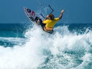 Kiteboarding en Punta Cana Playa Blanca es el lugar ideal para los entusiastas del kiteboarding; dé una vuelta por la playa del Puntacana Resort & Club y reserve sus lecciones. El restaurante que está frente a la playa es muy popular y allí se realizan con frecuencia muchos eventos nocturnos.