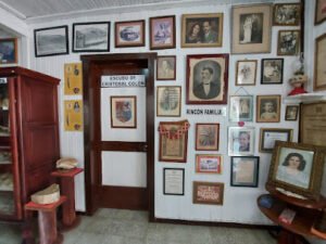Museo Submarino Igneri Caribe Taino Ubicadas entre las aguas de Playa Blanca y Playa Serena en Punta Cana, el Museo Submarino Igneri Caribe Taino transforma el área en un lugar cultural único para practicar snorkel, con profundidades ideales para principiantes. Creadas por el galardonado artista dominicano Thimo Pimentel, estas 22 esculturas representando figuras taínas yacen bajo el agua a una profundidad de tres a siete metros. Se plantaron corales alrededor de las esculturas para proporcionar un hábitat para los peces, los cuales podrán ser visto por los visitantes dando vueltas alrededor de las esculturas.