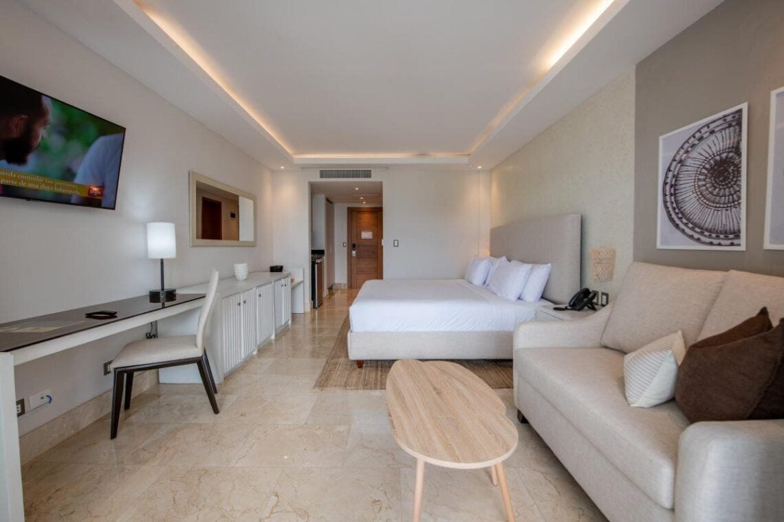 6M3F+32H, Avenida del Malecon, Sector La Aguada, Samaná 32000Samana Ubicados en el malecón de Santa Bárbara. Capital de Samaná, una cálida y hermosa provincia de la República Dominicana, Con una privilegiada vista a la imponente bahía de Samaná, Hacienda Samana Hotel & Residences es ideal para quienes buscan disfrutar de un lugar completamente acogedor. Cada una de nuestras suites están diseñadas con vistas al mar, una terraza o balcón bañadas con el sol y la hermosura de mar que tenemos en frente, haciendo que cada amanecer y atardecer sean una historia inolvidable que debes vivir también contamos con una terraza con piscinas, jacuzzi y bar. Contamos con 5 categorías de habitaciones desde una Junior Suite Vista al mar, Master Suite Vista al mar, Penthouse, One Bedroom Premium hasta una Family Supreme donde tendrá dos habitaciones separadas y una sala compartida para su confortabilidad, el desayuno que es incluido en todas nuestras reservas se sirve en nuestro exquisito restaurante Caroba. Una oferta gastronómica muy variada, entre sabores del caribe y sabores internacionales, preparados por las manos de chefs profesionales. Definitivamente el lugar ideal para quienes tienen un paladar exigente. Nuestra ubicación privilegiada nos sitúa como la mejor opción para actividades empresariales, bodas, cumpleaños, actividades sociales en general. Haciéndonos parte de grandes historias y memorias inolvidables.