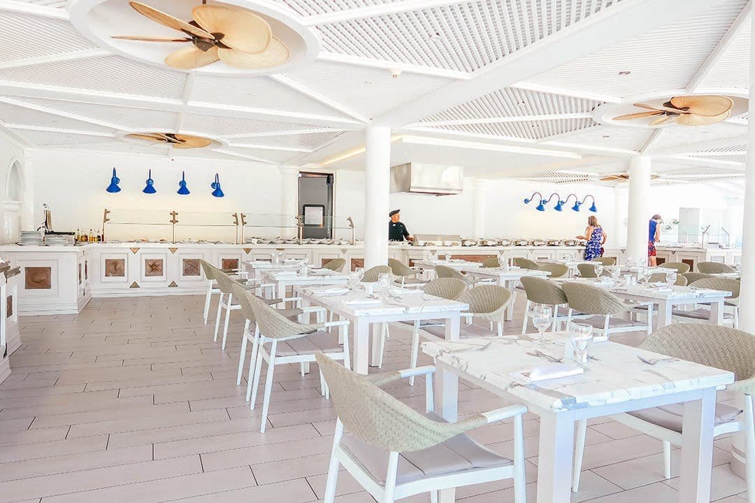 Bávaro Adventure Park, Dominican Republic El Bávaro Adventure Park es ideal para aquellos que buscan aventuras sin tener que desplazarse muy lejos, ofrece actividades sostenibles y respetuosas con la naturaleza, como ziplining, escaladas en jardín, circuito de Segway, paintball, bungee trampolín, simuladores de vuelo y una pista para bicicletas de montaña. También hay un Parque Jurásico; con más de 20 dinosaurios animatrónicos en un entorno natural. Será un gran día al aire libre, tanto para familias como para parejas, y a poca distancia de la playa.