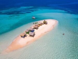 Descobrir Santo Domingo: un paradís de cultura, gastronomia i relax Santo Domingo, capital de la República Dominicana, és una destinació que combina història, ritme caribeny i una oferta turística que enamora a qualsevol viatger. Passejar pels seus carrers és submergir-se en la primera ciutat fundada al Nou Món, amb la seva impressionant Zona Colonial, declarada Patrimoni de la Humanitat, plena de places encantadores, edificis històrics i una vida local vibrant. Però Santo Domingo no és només cultura: és també un punt de partida ideal per gaudir dels complexos turístics que s’estenen per tota la costa dominicana. Aquests resorts ofereixen una experiència de vacances completa, amb totes les comoditats i serveis pensats perquè només t’hagis de preocupar de descansar i gaudir. Avantatges de passar les vacances als complexos turístics de Santo Domingo 1. Tot inclòs i màxim confort Els resorts dominicans són famosos pel seu servei impecable i la seva oferta “all inclusive”. Habitacions àmplies, piscines espectaculars, platges privades i activitats per a totes les edats converteixen l’estada en una experiència sense preocupacions. 2. Platges de somni A poca distància de Santo Domingo trobaràs algunes de les platges més boniques del Carib: aigües turqueses, sorra blanca i un ambient tranquil que convida a desconnectar completament. 3. Activitats per a tots els gustos Des de relaxar-te al spa fins a practicar esports aquàtics, fer excursions en catamarà, bussejar en esculls de corall o explorar parcs naturals. La República Dominicana és un paradís per als amants de l’aventura i la natura. 4. Gastronomia que enamora La cuina dominicana és una fusió deliciosa de sabors criolls, africans i mediterranis. A Santo Domingo i als seus complexos turístics podràs tastar: Peix i marisc fresquíssim, sovint acabat de pescar. El famós mangú, un clàssic del país. Sancocho, un guisat tradicional ple de sabor. Arrossos i plats mariners que reflecteixen l’essència caribenya. Fruites tropicals i sucs naturals que et transporten directament al paradís. A més, molts resorts ofereixen restaurants temàtics d’alt nivell, amb cuina internacional i opcions gourmet. 5. Vida nocturna i ambient caribeny Santo Domingo és coneguda per la seva música, especialment la bachata i el merengue. Bars, terrasses i locals amb música en directe fan que les nits siguin tan especials com els dies. Una destinació completa i inoblidable Santo Domingo i els seus complexos turístics ofereixen una combinació perfecta de cultura, relax, gastronomia i diversió. Tant si busques una escapada romàntica, unes vacances en família o uns dies de desconnexió total, la República Dominicana t’ofereix un entorn idíl·lic i una hospitalitat que et farà sentir com a casa. Un viatge a Santo Domingo no és només una estada al Carib: és una experiència que es viu amb tots els sentits. Si vols, puc preparar-te una versió més curta per xarxes socials o un text més comercial per a una web turística.