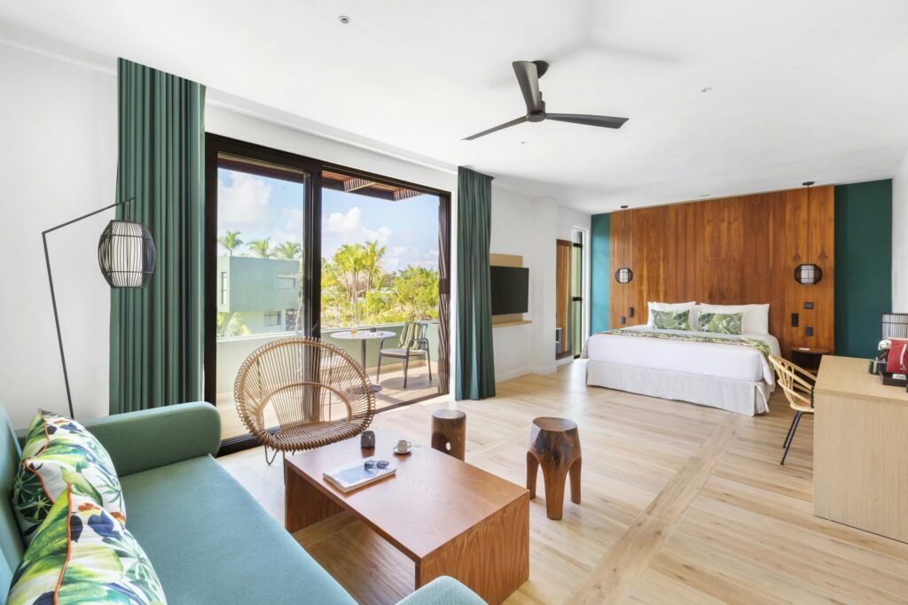 Club Med Michès Playa Esmeralda https://www.clubmed.uy/r/miches-playa-esmeralda/y Club Med Michès Playa Esmeralda es un exclusivo resort todo incluido ubicado en la región virgen de Miches, en la costa noreste de la República Dominicana. Pertenece a la prestigiosa categoría Exclusive Collection de Club Med, la más alta dentro de su portafolio, diseñada para ofrecer una experiencia de lujo sostenible con un enfoque eco-chic. Este resort, inaugurado en 2019, se destaca como el primero de su tipo en la zona, combinando la belleza natural de una playa de arena blanca con instalaciones modernas. El resort está dividido en cuatro villas boutique, cada una con un ambiente único: Archipelago: Exclusiva para adultos, ideal para parejas, con suites frente al mar y servicios personalizados. Caribbean Paradise: Vibrante y colorido, perfecto para una experiencia caribeña llena de energía. Emerald Jungle: Inmerso en vegetación tropical, ideal para amantes de la naturaleza. Explorer Cove: Diseñado para familias, con actividades para niños y adolescentes.