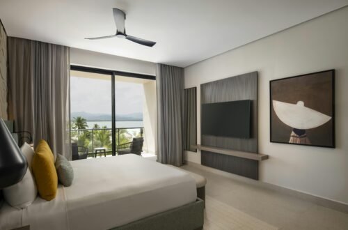 Zemí Miches Punta Cana All-Inclusive Resort, Curio Collection by Hilton https://www.hilton.com/es/hotels/pujmiqq-zemi-miches-all-inclusive-resort/ Zemí Miches Punta Cana All-Inclusive Resort, Curio Collection by Hilton es un elegante refugio caribeño frente al mar, rodeado de naturaleza virgen en la costa noreste de República Dominicana. Inspirado en la cultura taína dominicana, el resort ofrece 500 elegantes habitaciones, suites y bungalows frente al mar, 14 restaurantes, bares y lounges, 4 piscinas, y 800 metros de playa. Los huéspedes que reserven en Club Azure disfrutan de beneficios exclusivos como acceso a The Royal Palm, un lounge privado con bar, piscina infinita con vistas a Playa Esmeralda, área de jacuzzi y servicio personalizado. Zemí Miches redefine el todo incluido con experiencias auténticas, gastronomía de clase mundial y un ambiente de sofisticación natural.