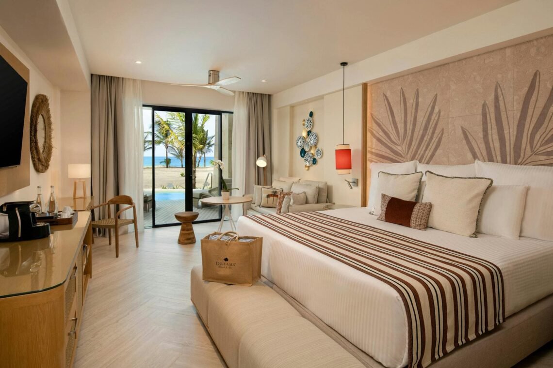 Dreams Playa Esmeralda Resort & Spahttps://www.hyattinclusivecollection.com/es/resorts-y-hoteles/dreams/republica-dominicana/playa-esmeralda/ Resort familiar con 500 habitaciones, ubicado en las arenas doradas y aguas turquesa de Playa Esmeralda. Bajo el concepto Unlimited-Luxury® garantiza una experiencia todo incluido con 10 restaurantes, 8 bares, y espacios diseñados especialmente para toda la familia: parques acuáticos para niños y adultos, el Explorer’s Club para los más pequeños y el Core Zone para adolescentes. Ideal para familias, parejas y amigos que buscan combinar relajación, diversión y aventura en un entorno paradisíaco.