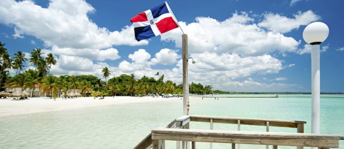 Bienvenidos a Boca Chica Los fines de semana Boca Chica atiende a los residentes de la ciudad de Santo Domingo, los cuales vienen atraídos por sus playas color turquesa y sus aguas poco profundas. Boca Chica es el mejor lugar para comer pescado frito o mariscos y disfrutar de la hermosa vista en uno de los restaurantes de la playa. Los días de semana, los turistas pueden tener la playa y el pueblo para ellos solos. Hay tres zonas de playa: Boca Chica (natación, restaurantes y vida nocturna); Andrés (marineros y pescadores deportivos) y La Caleta (buceadores). A través de los años, el turismo individual se ha ido estableciendo, pero los tres resorts todo incluido de Boca Chica cubren en gran medida conferencias y turismo deportivo. Los turistas que se alojan allí pueden disfrutar de la playa y de la cercanía del Aeropuerto Internacional de Las Américas a sólo 10 minutos en auto; a media hora de la Ciudad Colonial y también lo suficientemente cerca de buen golf en Juan Dolio y La Romana. Boca Chica está convenientemente cerca de las instalaciones deportivas del parque Mirador del Este, del Parque Submarino La Caleta donde se puede bucear, de instalaciones para navegación y pesca y de canchas de voleibol de playa.