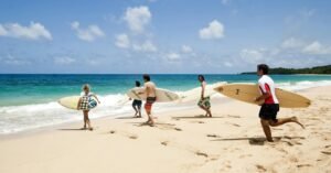 Descobrir Santo Domingo: un paradís de cultura, gastronomia i relax Santo Domingo, capital de la República Dominicana, és una destinació que combina història, ritme caribeny i una oferta turística que enamora a qualsevol viatger. Passejar pels seus carrers és submergir-se en la primera ciutat fundada al Nou Món, amb la seva impressionant Zona Colonial, declarada Patrimoni de la Humanitat, plena de places encantadores, edificis històrics i una vida local vibrant. Però Santo Domingo no és només cultura: és també un punt de partida ideal per gaudir dels complexos turístics que s’estenen per tota la costa dominicana. Aquests resorts ofereixen una experiència de vacances completa, amb totes les comoditats i serveis pensats perquè només t’hagis de preocupar de descansar i gaudir. Avantatges de passar les vacances als complexos turístics de Santo Domingo 1. Tot inclòs i màxim confort Els resorts dominicans són famosos pel seu servei impecable i la seva oferta “all inclusive”. Habitacions àmplies, piscines espectaculars, platges privades i activitats per a totes les edats converteixen l’estada en una experiència sense preocupacions. 2. Platges de somni A poca distància de Santo Domingo trobaràs algunes de les platges més boniques del Carib: aigües turqueses, sorra blanca i un ambient tranquil que convida a desconnectar completament. 3. Activitats per a tots els gustos Des de relaxar-te al spa fins a practicar esports aquàtics, fer excursions en catamarà, bussejar en esculls de corall o explorar parcs naturals. La República Dominicana és un paradís per als amants de l’aventura i la natura. 4. Gastronomia que enamora La cuina dominicana és una fusió deliciosa de sabors criolls, africans i mediterranis. A Santo Domingo i als seus complexos turístics podràs tastar: Peix i marisc fresquíssim, sovint acabat de pescar. El famós mangú, un clàssic del país. Sancocho, un guisat tradicional ple de sabor. Arrossos i plats mariners que reflecteixen l’essència caribenya. Fruites tropicals i sucs naturals que et transporten directament al paradís. A més, molts resorts ofereixen restaurants temàtics d’alt nivell, amb cuina internacional i opcions gourmet. 5. Vida nocturna i ambient caribeny Santo Domingo és coneguda per la seva música, especialment la bachata i el merengue. Bars, terrasses i locals amb música en directe fan que les nits siguin tan especials com els dies. Una destinació completa i inoblidable Santo Domingo i els seus complexos turístics ofereixen una combinació perfecta de cultura, relax, gastronomia i diversió. Tant si busques una escapada romàntica, unes vacances en família o uns dies de desconnexió total, la República Dominicana t’ofereix un entorn idíl·lic i una hospitalitat que et farà sentir com a casa. Un viatge a Santo Domingo no és només una estada al Carib: és una experiència que es viu amb tots els sentits. Si vols, puc preparar-te una versió més curta per xarxes socials o un text més comercial per a una web turística.